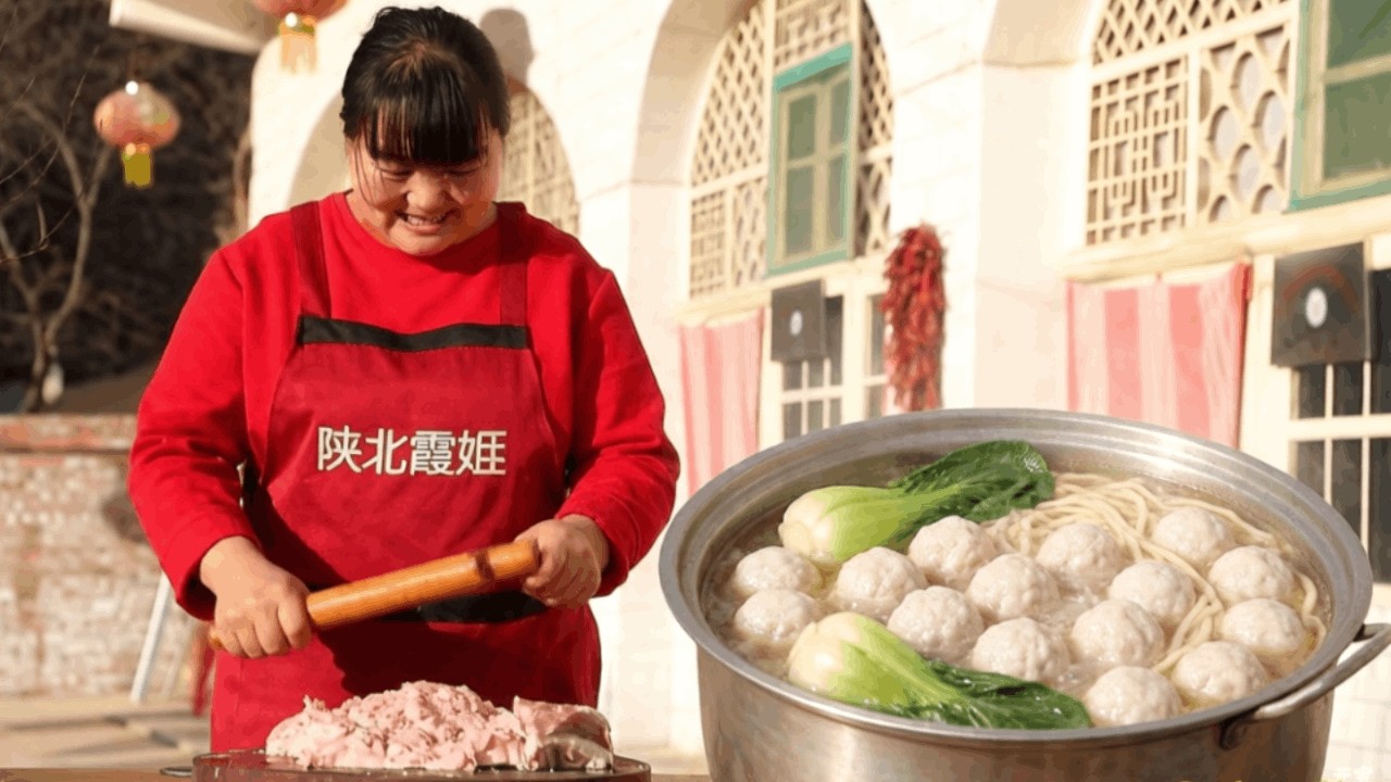 【陕北霞姐】女儿想吃丸子面，霞姐用老公新做的擀面杖自制，爽滑Q弹好吃极了！