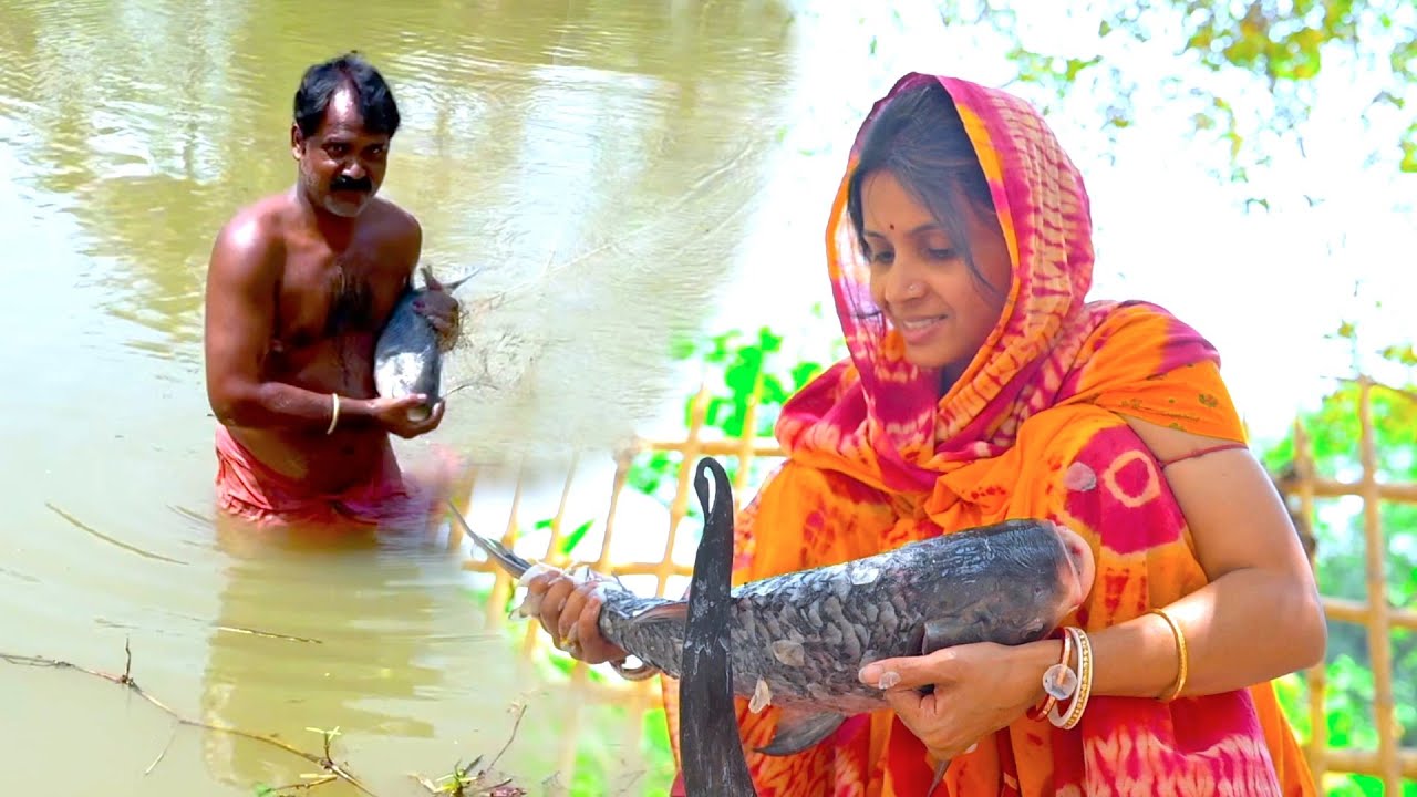পুকুর থেকে 3kg ওজনের কাতলা মাছ ধরে মায়ের হাতে সেরা রান্না | Fishing and cooking katla fish |villfood