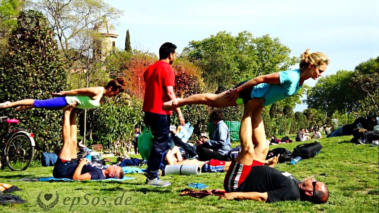 акробатическая йога для пар, которые любят здоровье.