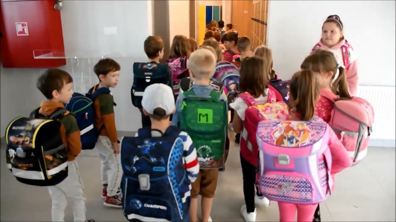Učenici dolaze na nastavu u novoizgrađenu školu Podolice