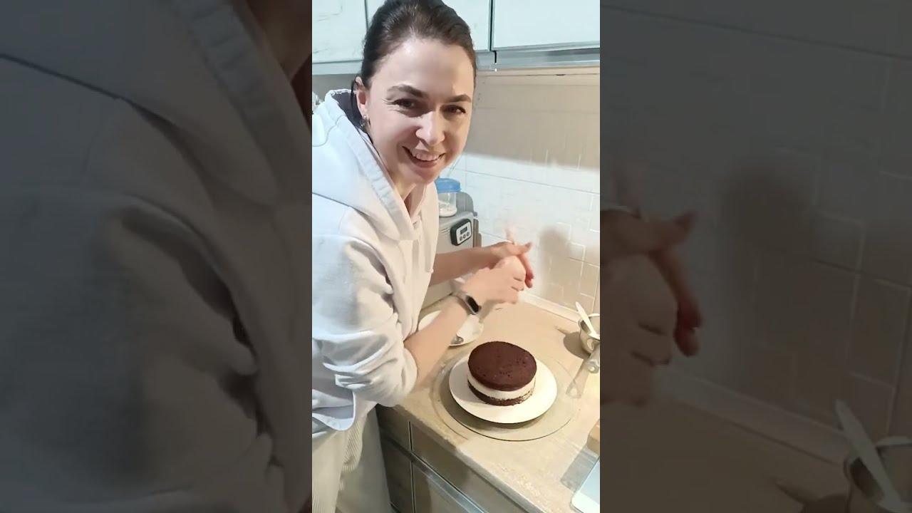 Збираю торт снікерс