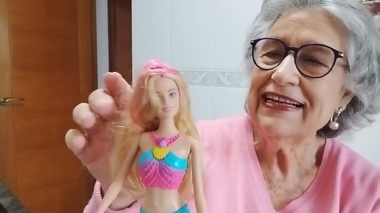 Arreglando las muñecas de mi nieta