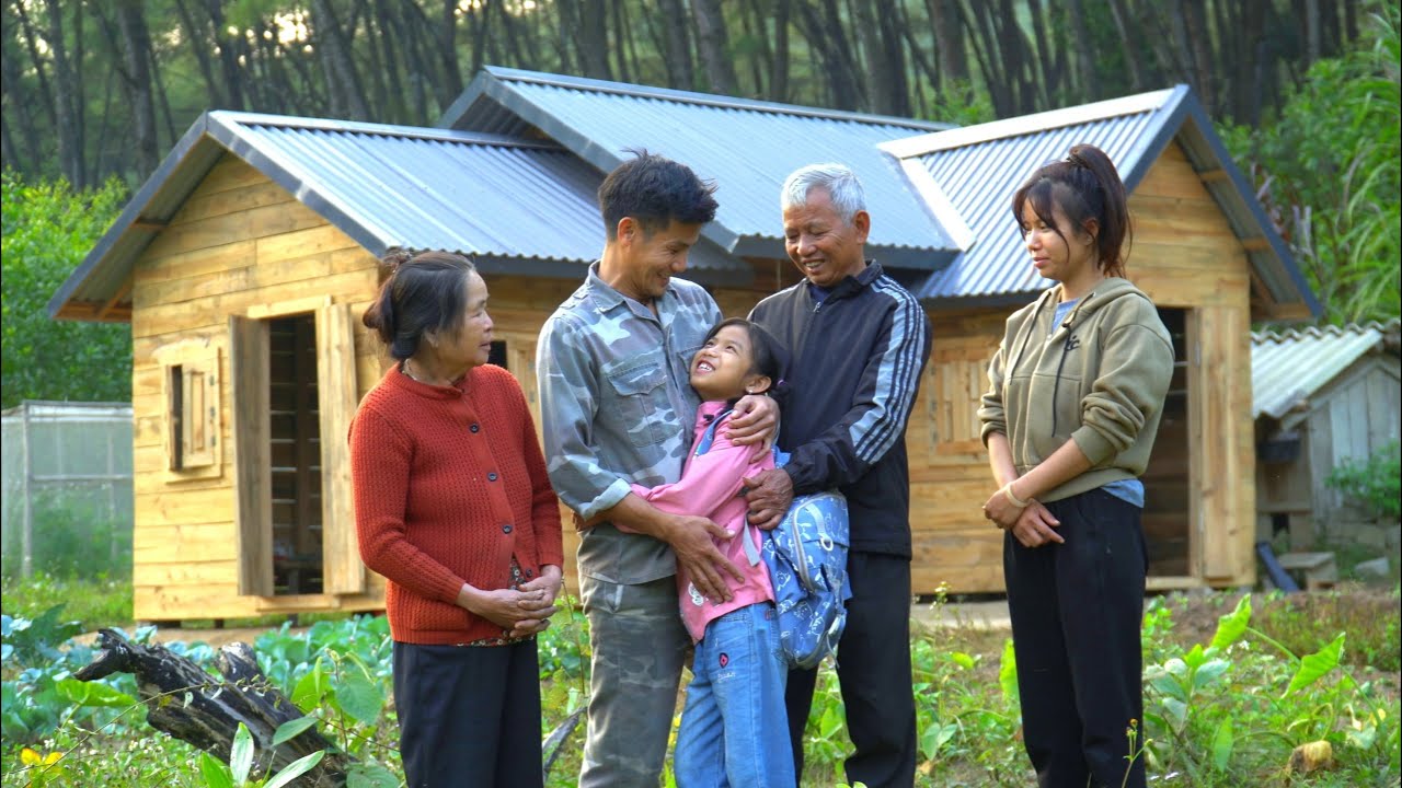 (2 Generations 1 Family) We Overjoyed When The Girl Arrived Back Wooden House