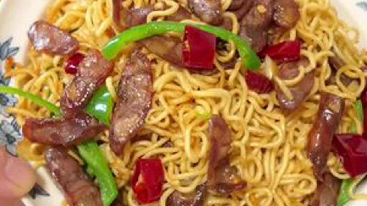 自己灌的干肠能吃了炒了个面🍝可香了😋又拆了一大堆快递📦年前需要的都赶紧备回来，清洁产品和调料，感觉已经开始有年味了😂#我的厨房日记 #vlog十亿流量扶持计划 #年货节 #拆快递 #...