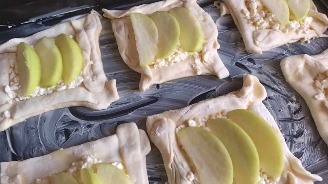 Нежные слойки из дрожжевого теста с творогом и яблоками