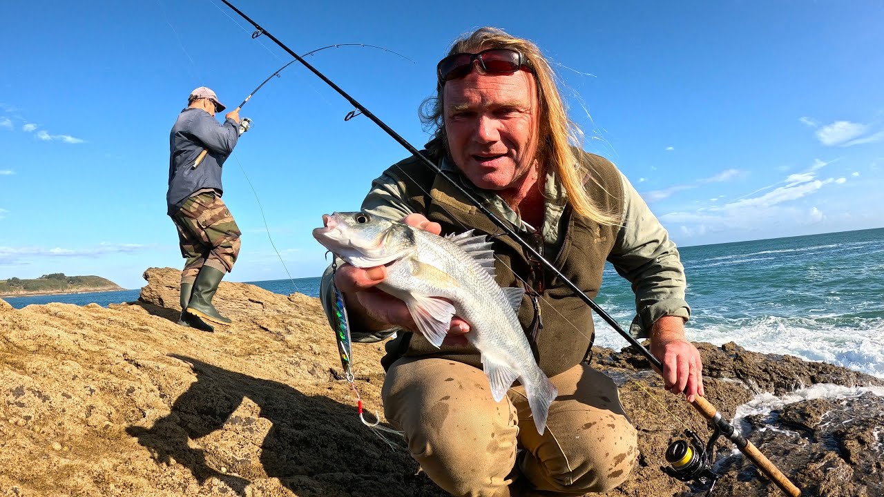 Pêche en mer depuis une pointe rocheuse