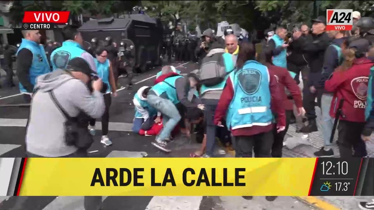 🚨Piedrazos, camiones hidrantes y detenidos en Av. 9 de Julio la Policía desalojó a los manifestantes