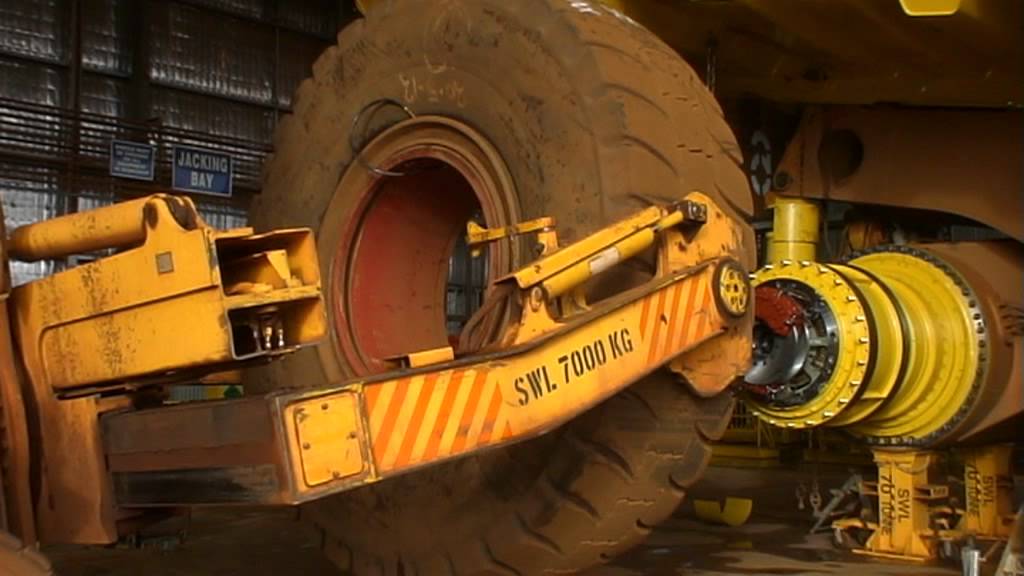 Komatsu 830E tyre change