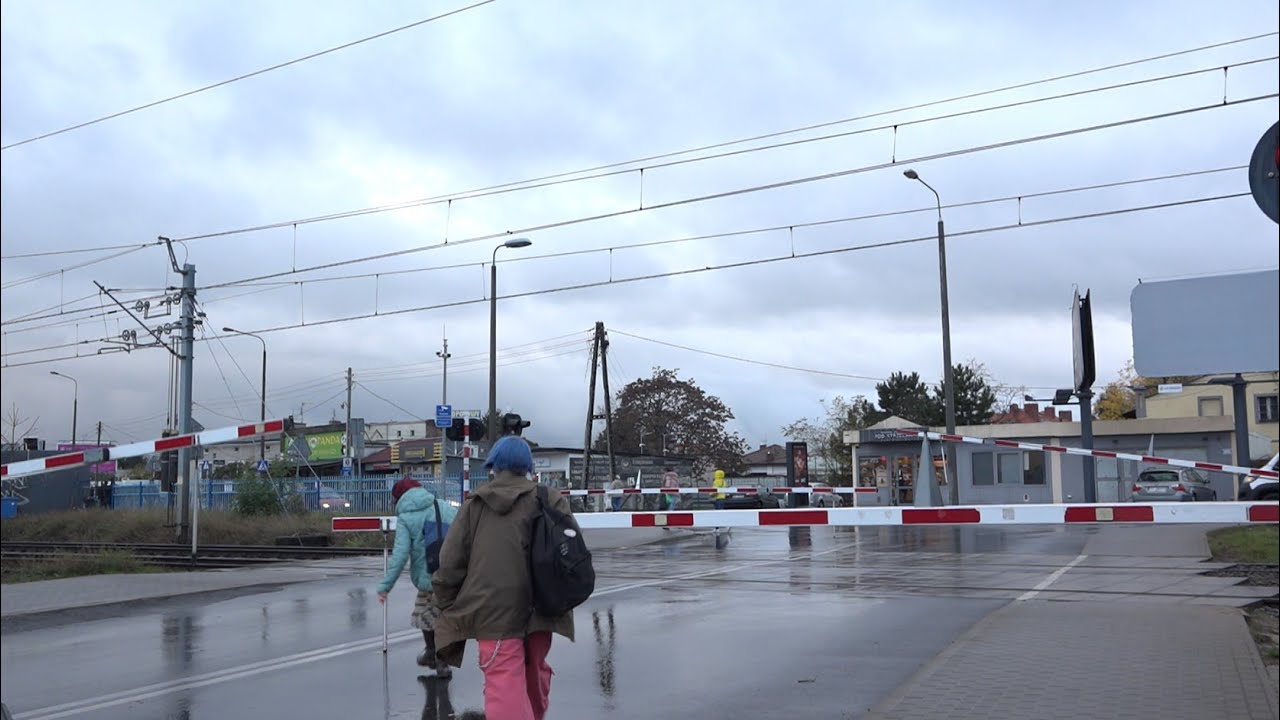 Przechodnie stoją tu nawet po kilkadziesiąt minut, ale jest światełko w tunelu