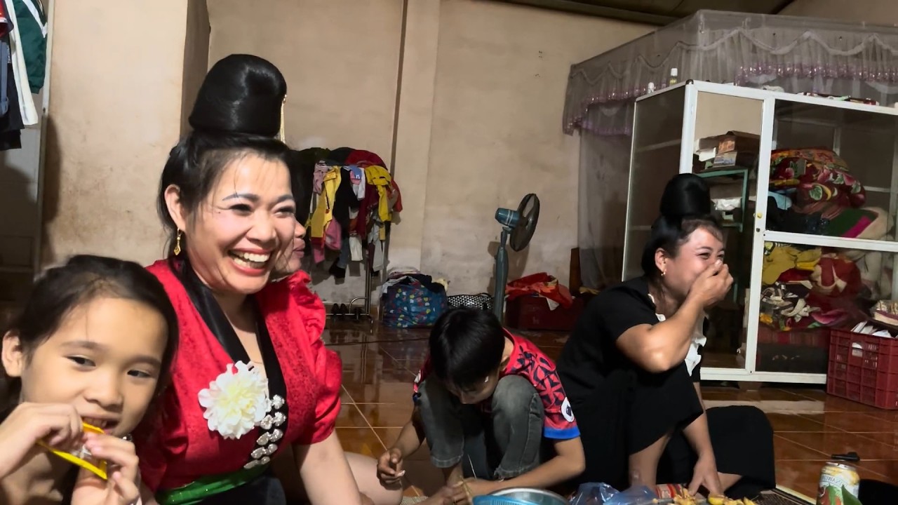 Vừa Ăn Chua, Vừa Giải Câu Đố Cười Sặc Mồm Thức Ăn Lên Mũi