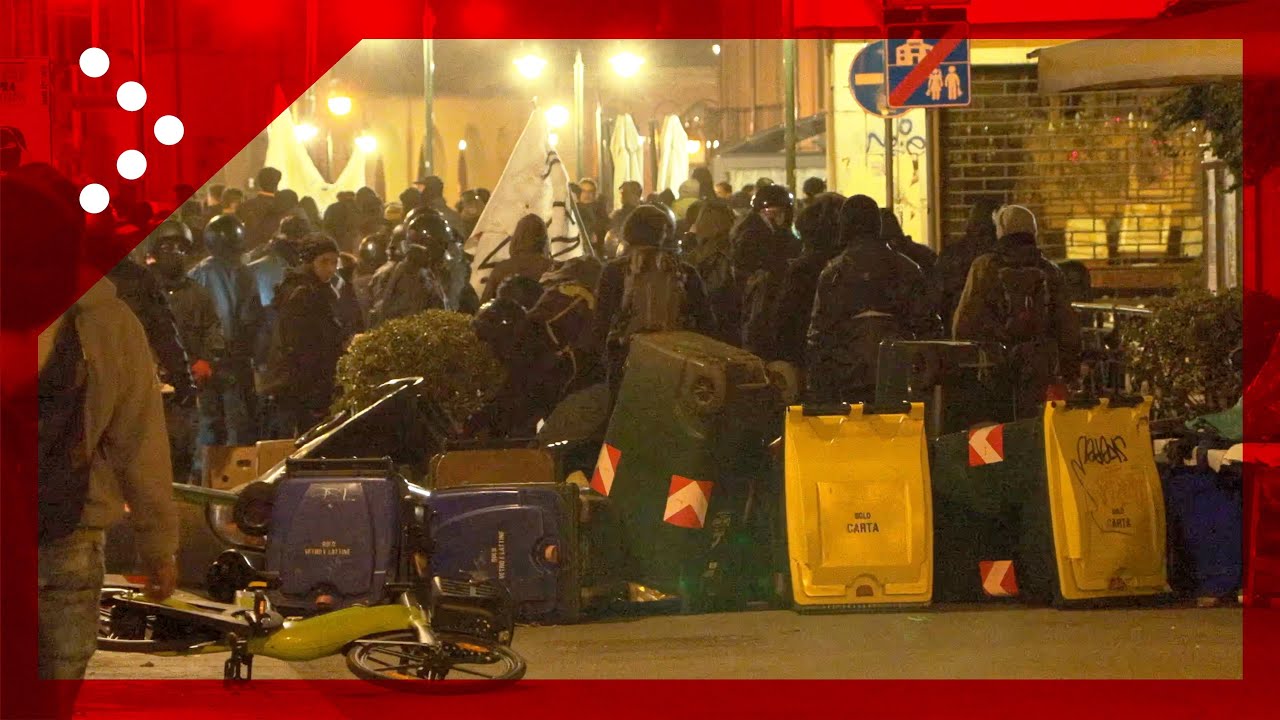Anarchici a Torino, barricate e lanci bombe carta: fuggi fuggi tra i residenti