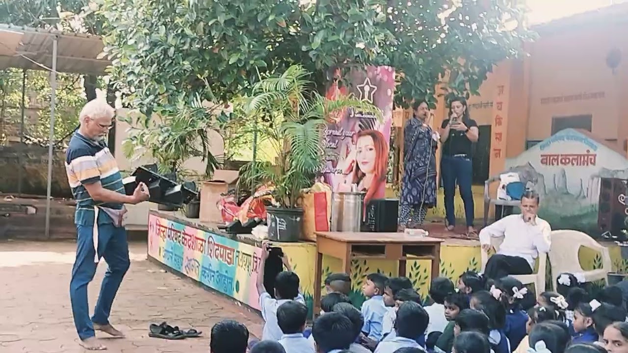 Song performance by Lata Madam