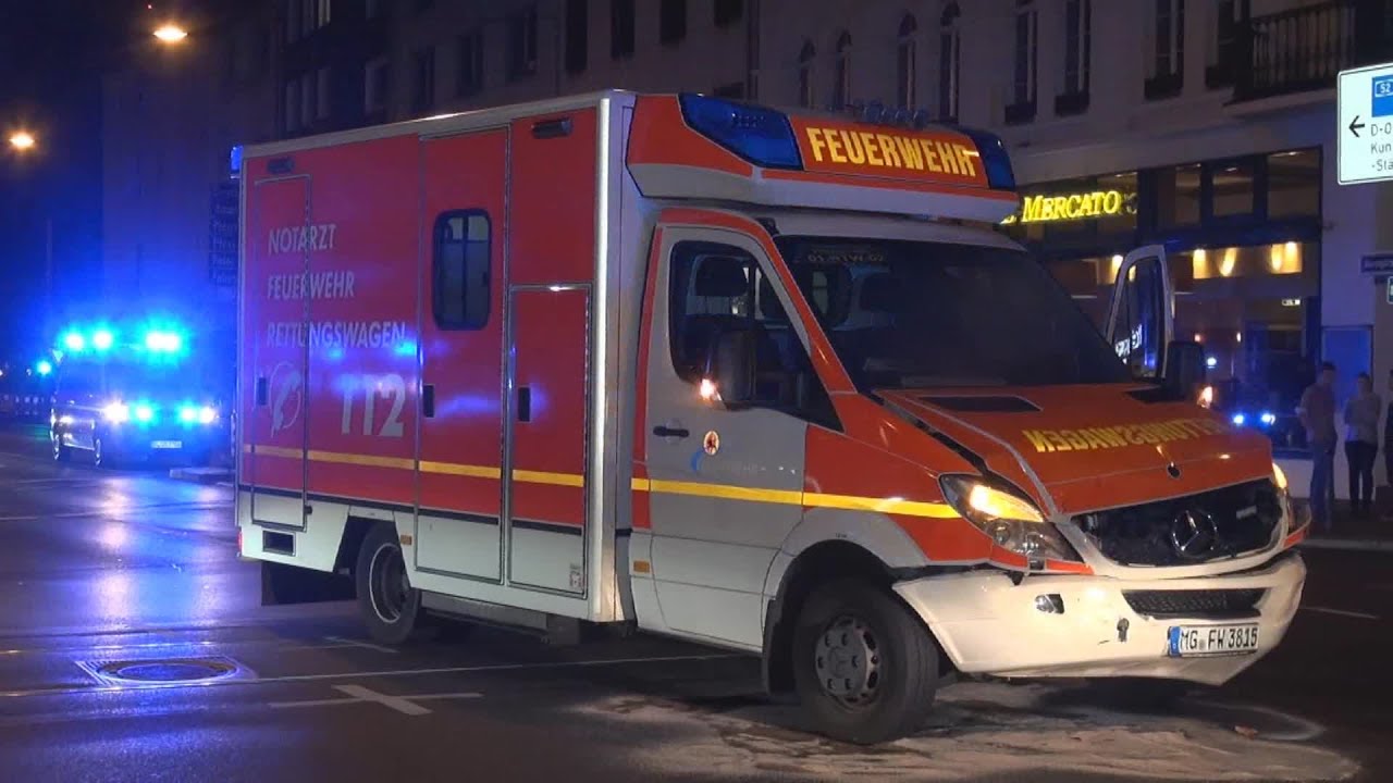 [UNFALL AUF EINSATZFAHRT] - Kollision zwischen Rettungswagen & PKW ~ Feuerwehr Mönchengladbach -