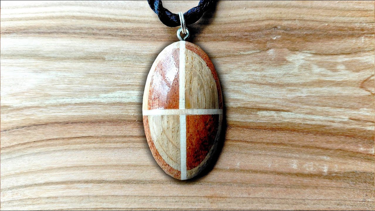 Wooden necklace with a checkerboard pattern - DIY