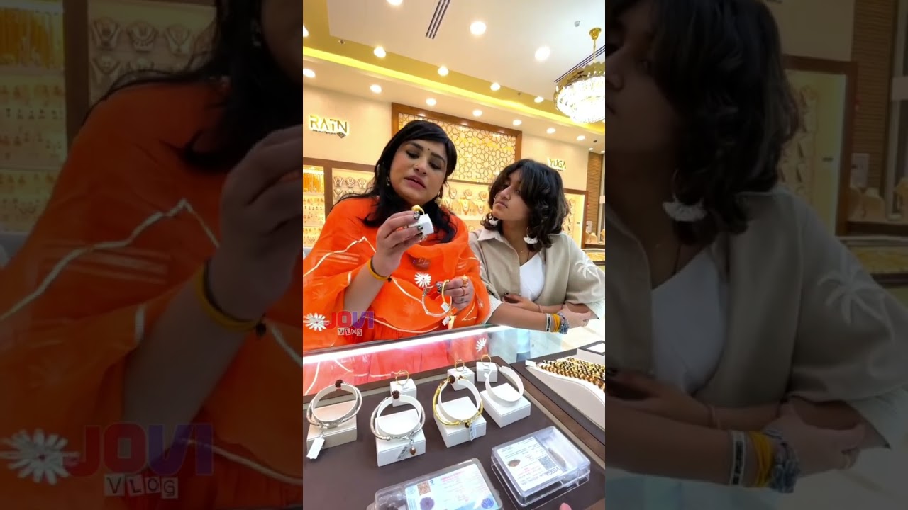 Valentines Day Surprise കൊടുക്കാൻ നോക്കിയതാണ് 😚😝  @moonsilvertrading | Lakshmi Menonon | Midhun