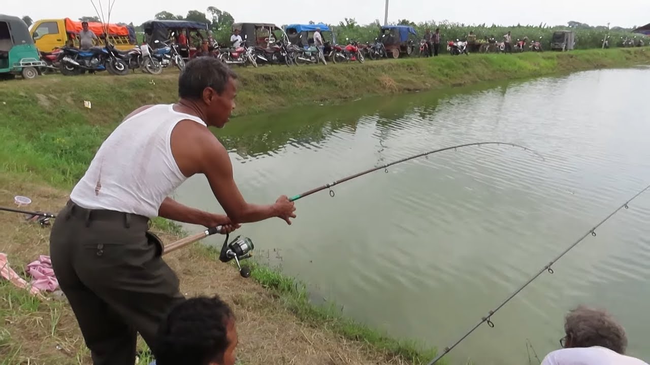 How He Caught Red Rohu Fish By Problemable Fishing Wheel