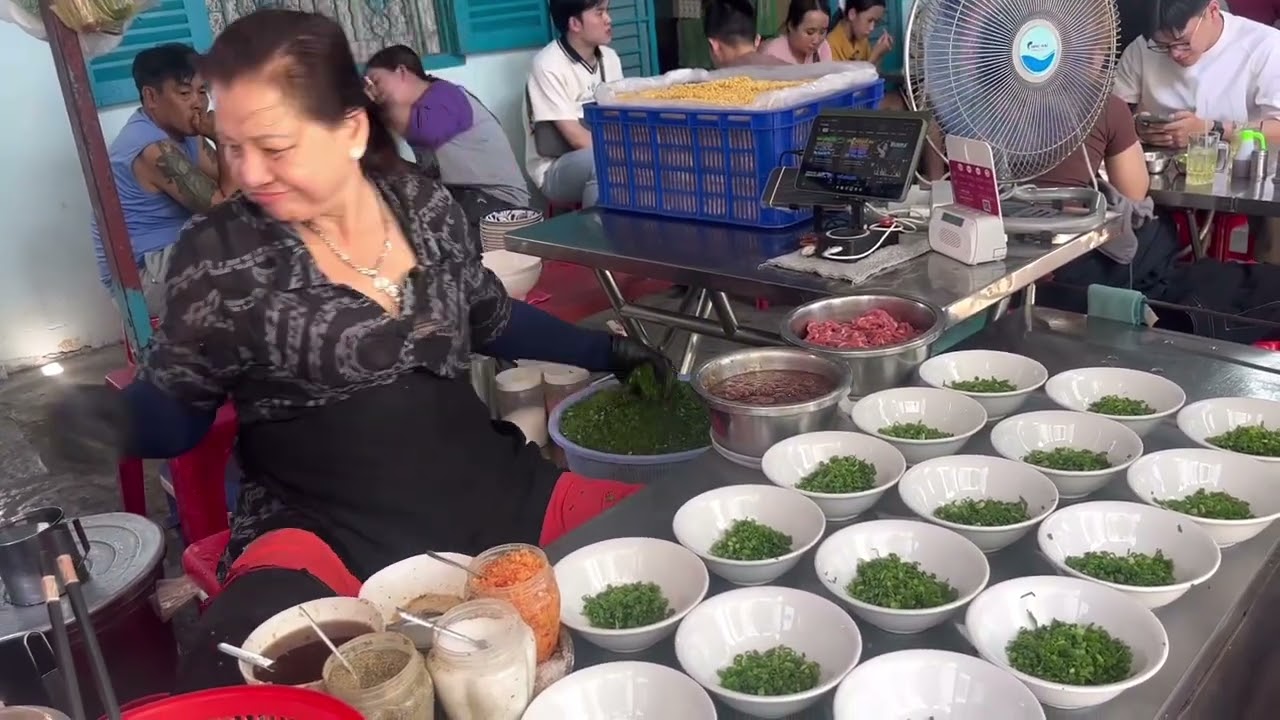 Bún chửii cô huyền núp hẻm ngon cỡ nào mà khách tới tấp nập