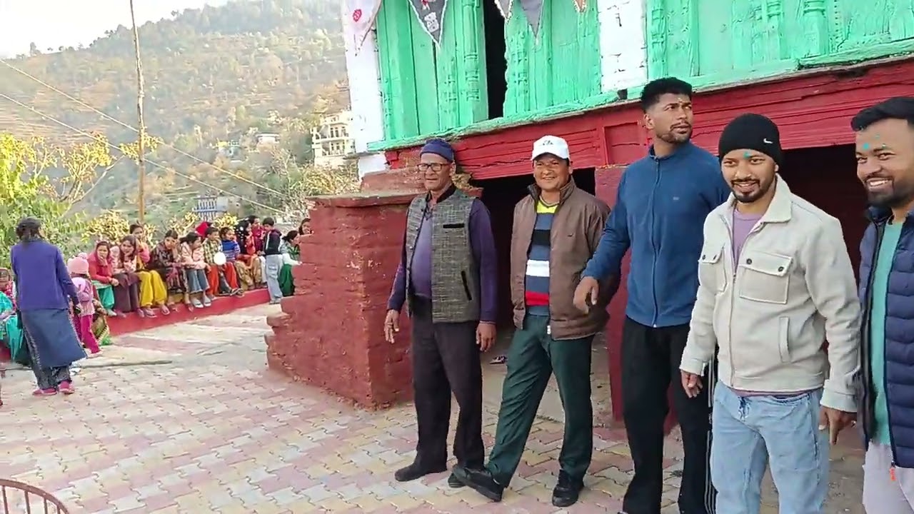 हरिया पंख मुख लाल सुवा सुंदर होली 