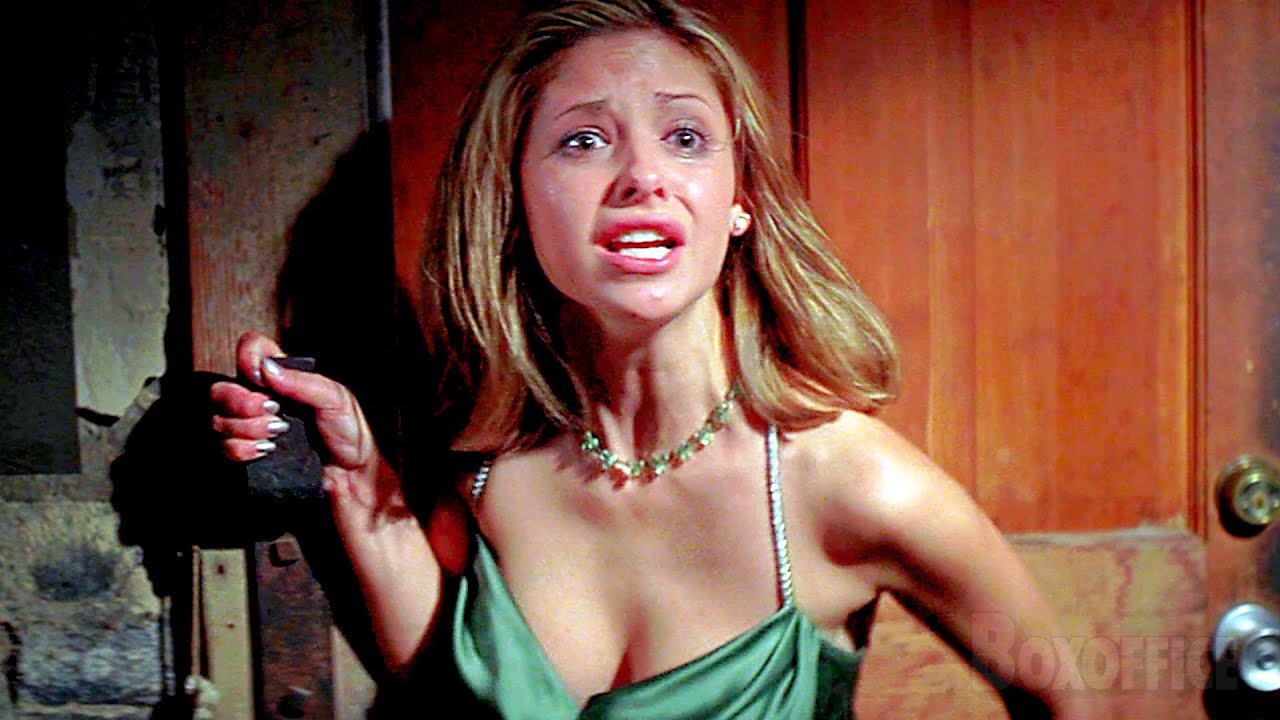 Sarah Michelle Gellar se ENGANCHA | Sé lo que hicieron el verano pasado | Clip en Español