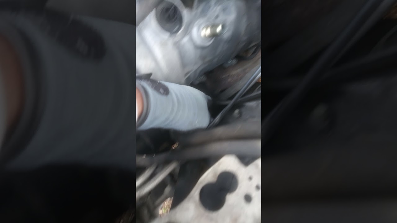 pcv valve change/cleaning on a 2005-06 f150 lariat 5.4L 3v triton