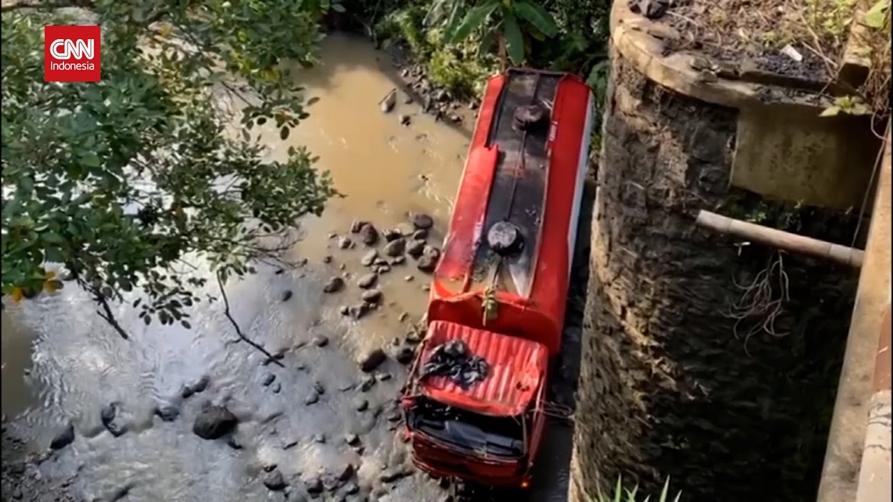 Truk BBM Terjun ke Sungai Glagah di Brebes, Sopir Tewas
