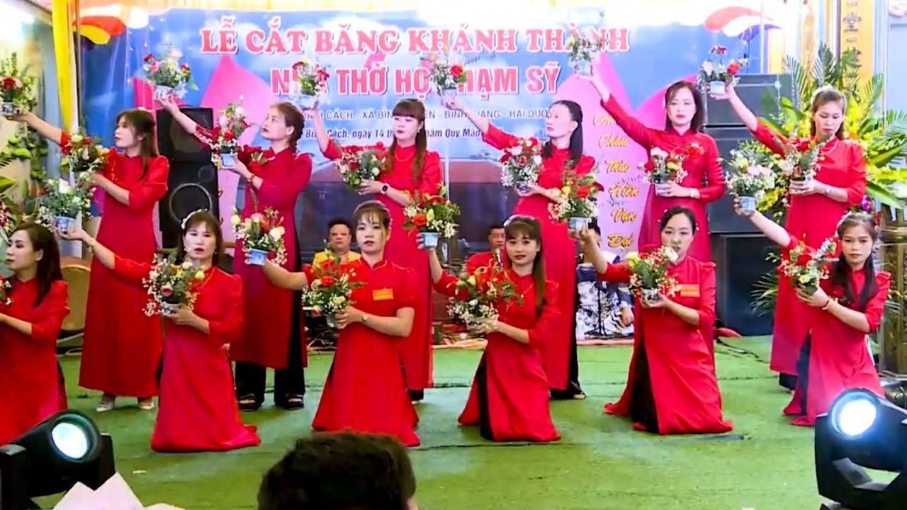 Dâng Hoa Cúng Dường  (Qua Phần Thể Hiện Các Cháu Dâu )  Họ Phạm Sỹ