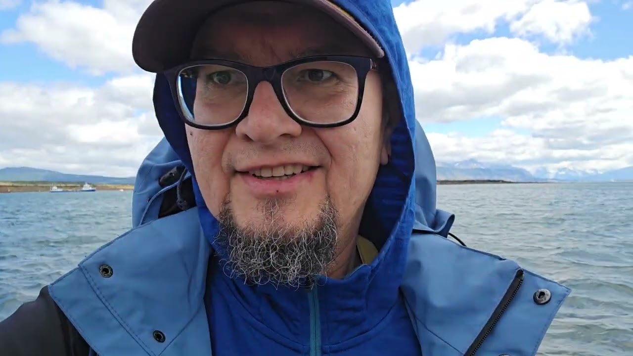 Privire asupra lanțului muntos Patagonian de pe faleza din Puerto Natales