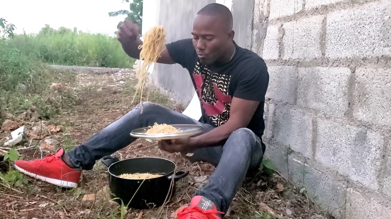 Kapedi fe yon kou fwa sa a li vole chodye spagueti moun yo
