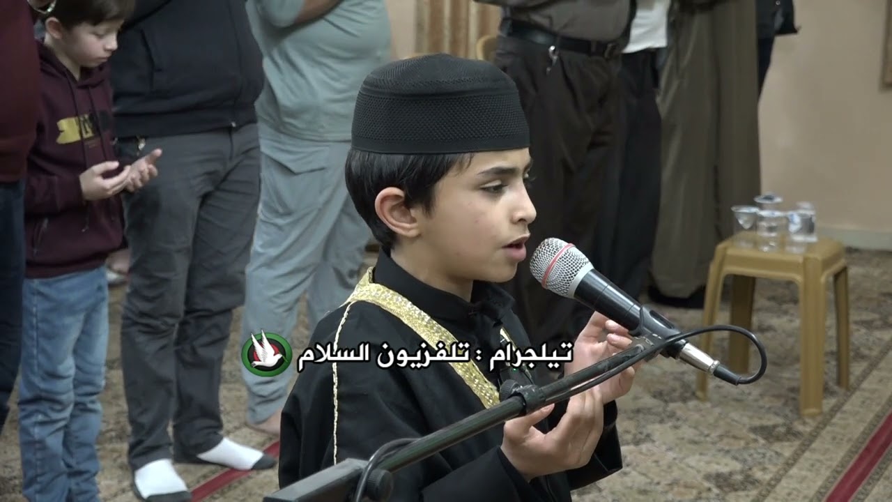 دعاء الطفل آدم رجب خلال صلاة التراويح في مسجد عائشة بطولكرم