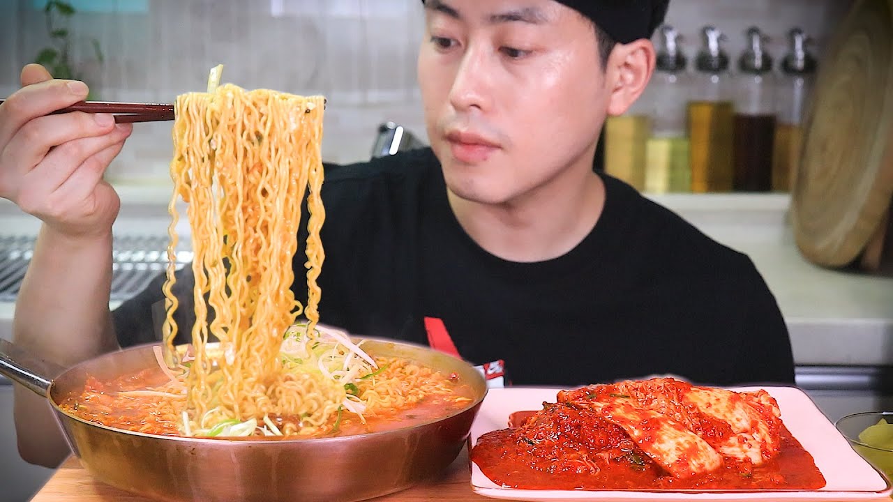 Hangover food! Green onion ramen with dried pollack and spicy Kimchi MUKBANG COOKING SHOW