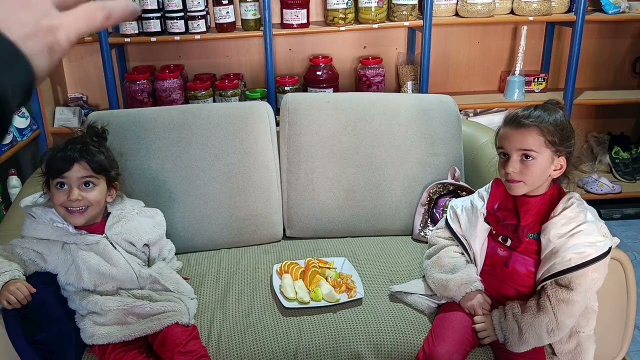 Meyveleri sevdirmek için oyun buldum :) Bu oyunu sizde deneyin ama taş kağıt makas denemeyin :)