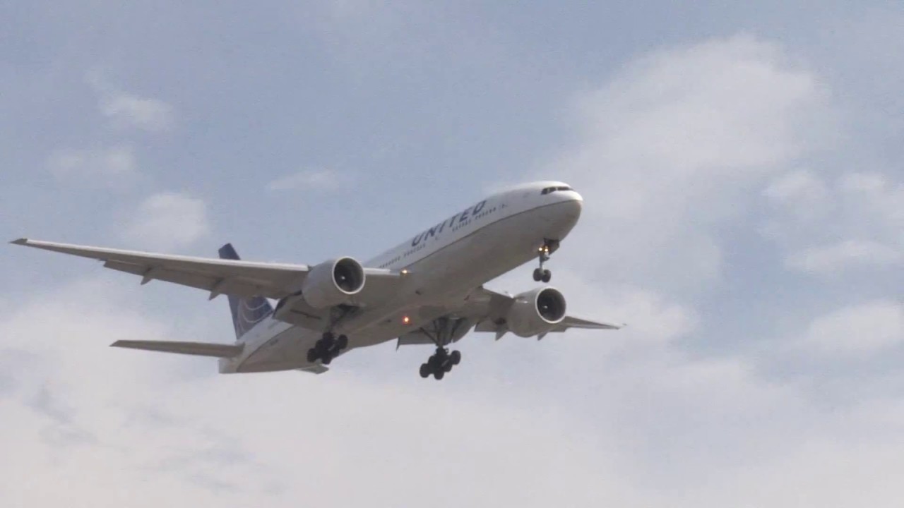 Heavy Boeing 777 Crosswind Landing - United Airlines #953 - Chicago O'Hare Plane Spotting
