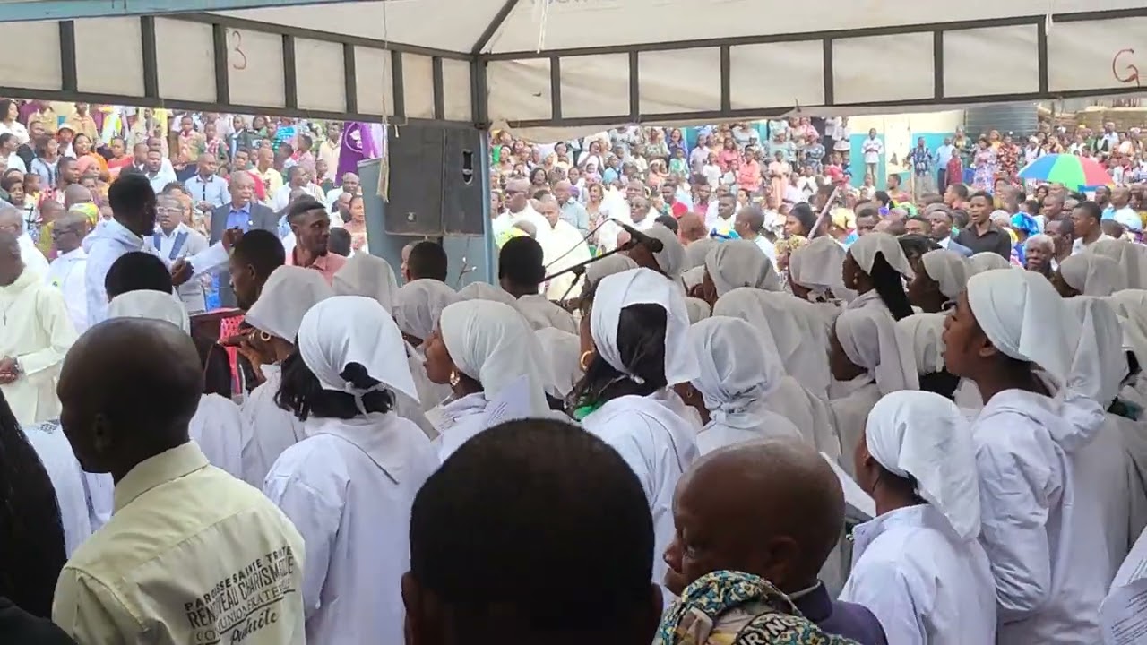 Célébration de la Sainte trinité à la paroisse de Buholo.