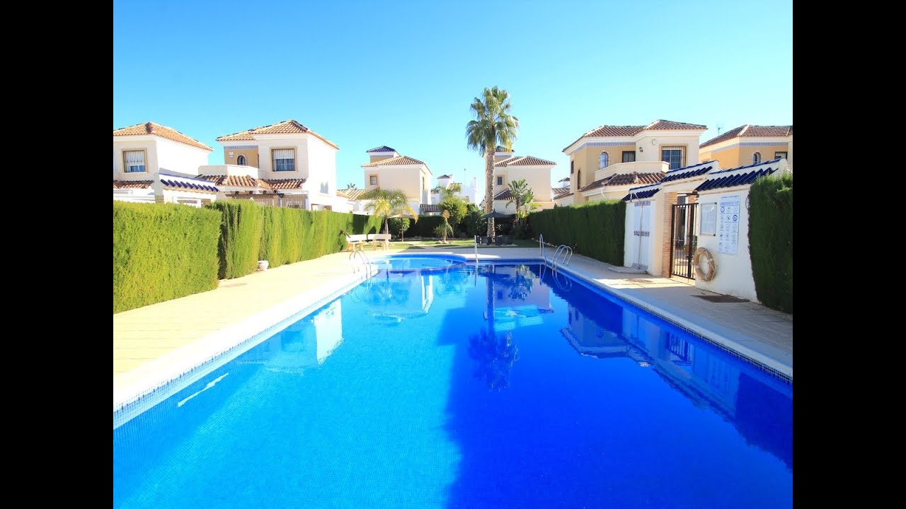 Casas Manuel Real Estate present this charming 3 bedroom detached villa for sale in El Raso...