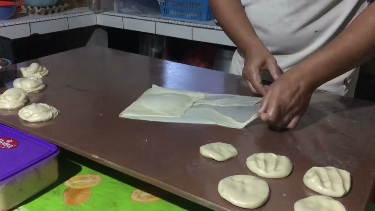 Belajar menebar Roti Canai