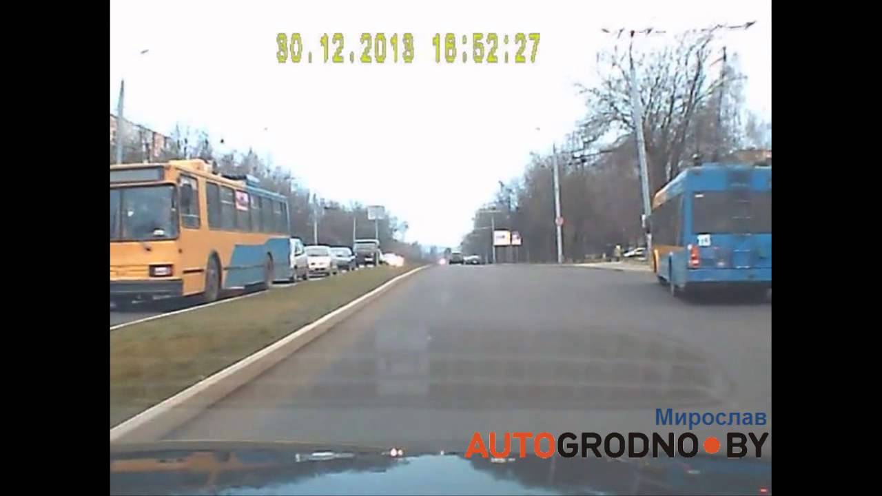 AutoGrodno.by: в Гродно девочка побежала на красный и чуть не попала под машину