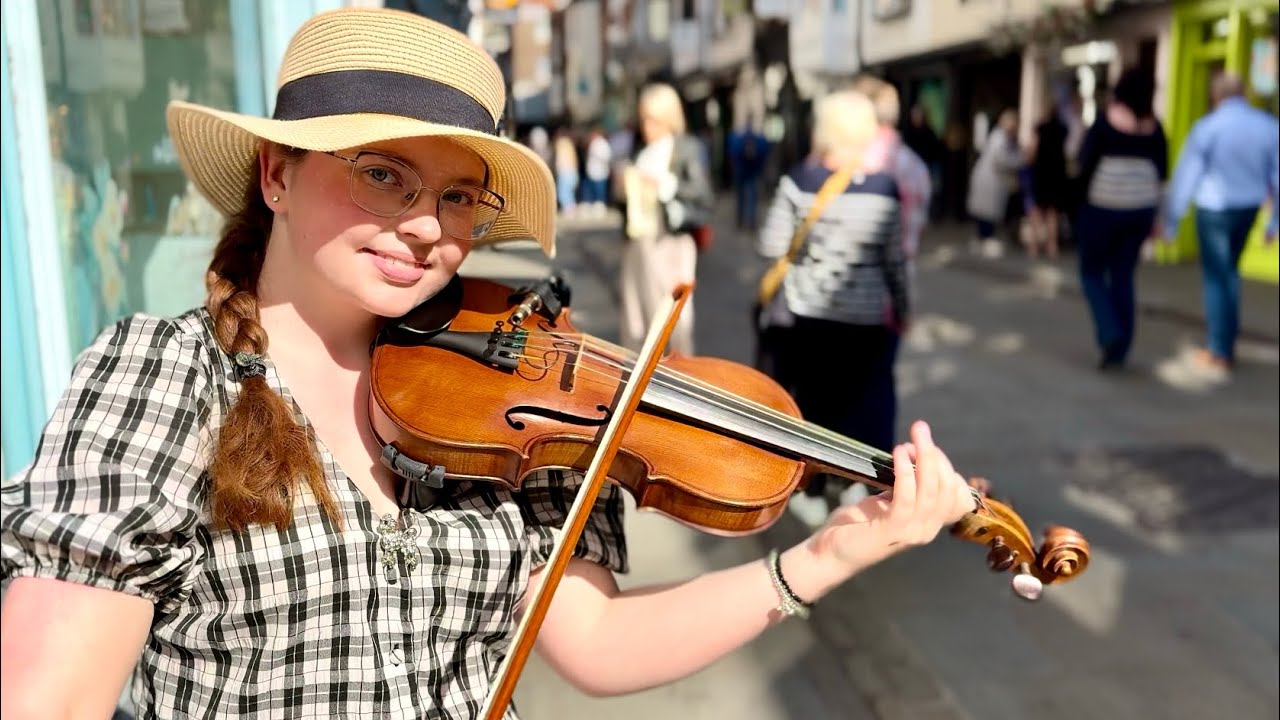 Wonderwall - Oasis | Violin Street Performance - Holly May Violin Cover