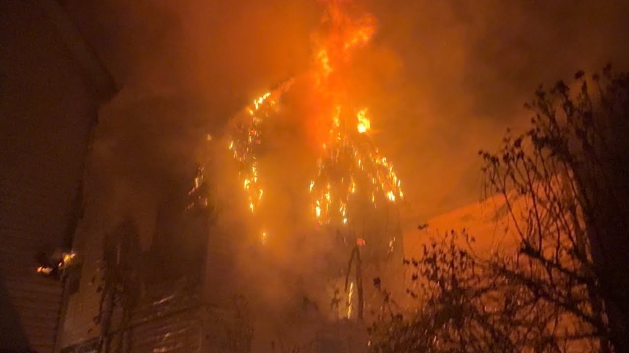 **EARLY ARRIVAL 2ND ALARM** FDNY Operating at queens 2-2 Box 5072 for fire in 2 houses