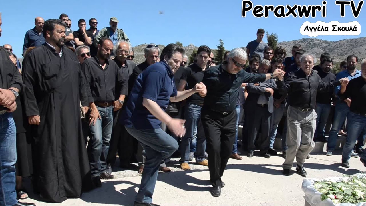Χορεύοντας ανωγειανό πηδηχτό γύρω από το φέρετρο,τ΄Ανώγεια αποχαιρέτησαν τον Μερτζανομανώλη..