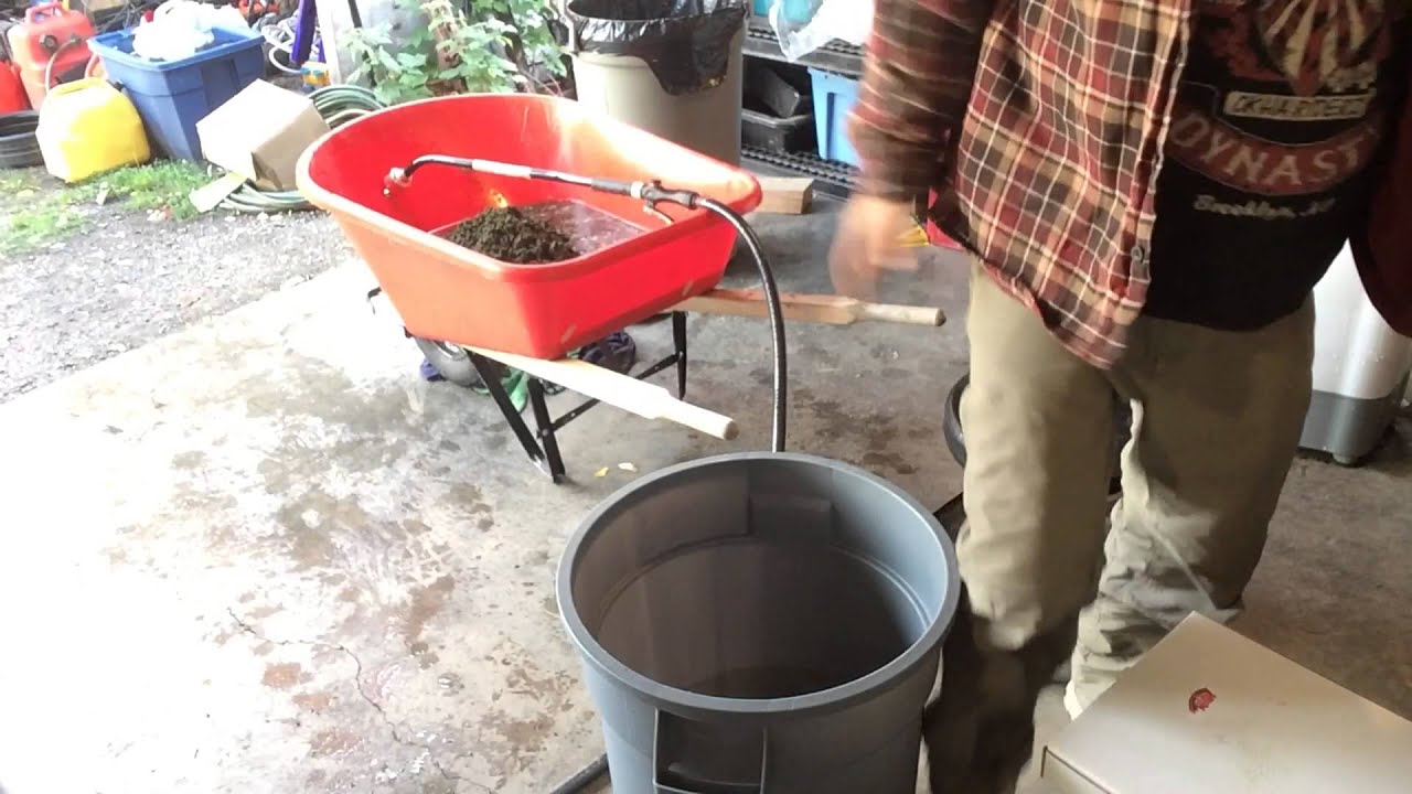 A lil bubble hash makin sesh. With a bit of burnin.  Soft core hash porn
