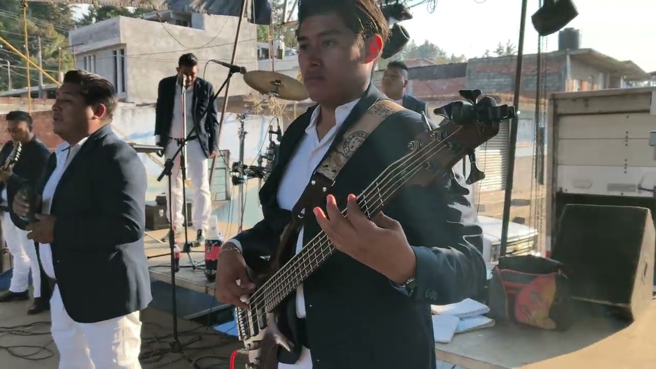 Los de capa ilusión purépecha tocando en paracho Michoacán 