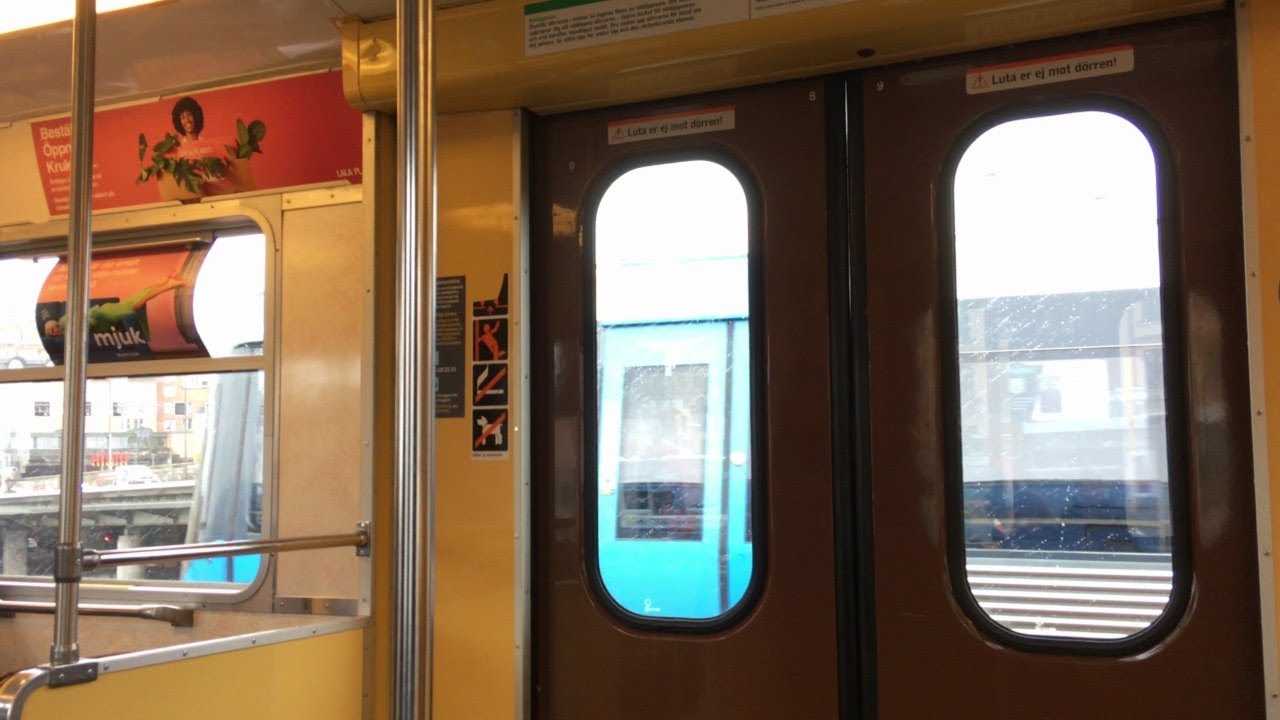 Stockholms tunnelbana, station Slussen, åktur med tunneltåg bredvid till Gamla stan, jun 2022. Text