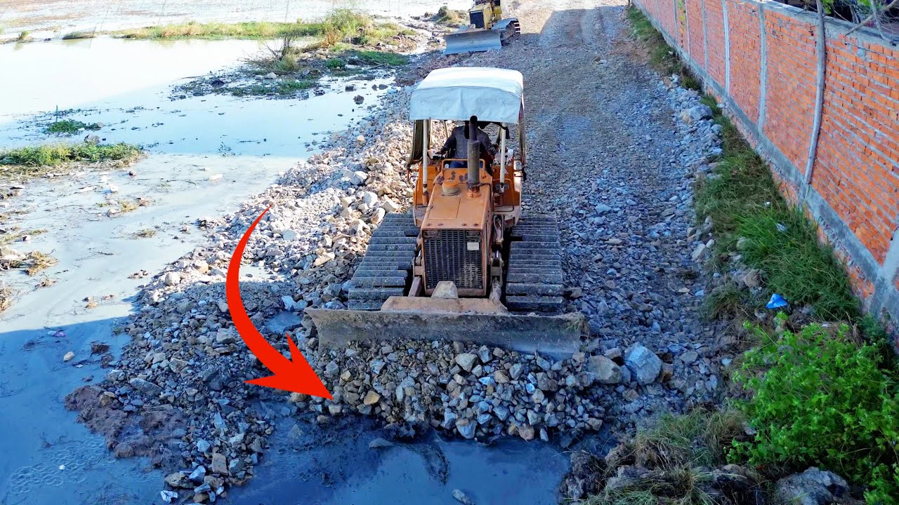  update dozer KOMATSU d20p to d31p finish work build strit&5ton dump truck, pushing soil rock!Nice