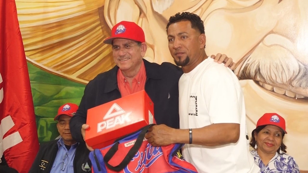 Estelí, entrega de uniformes al equipo de beisbol