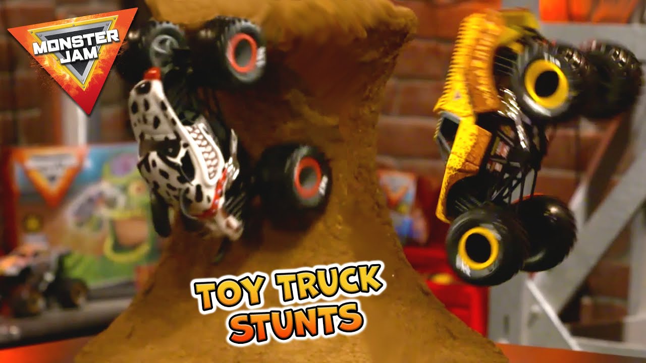 Dalmation VS EarthShaker - MONSTER JAM Revved Up Recaps Toy Monster Truck Challenge Highlight