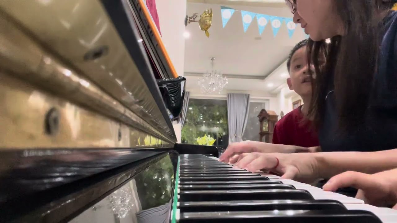 Chơi cùng con. Bé thử giữ nhịp cho mẹ đệm piano.