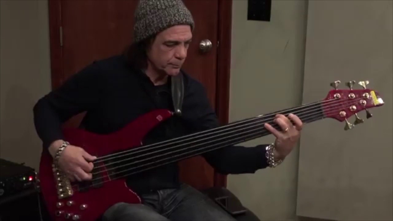Robby Pagulari Rips Harmonics on a fretless Stone Tone modified 6 string Bass #yamahabass #fretless