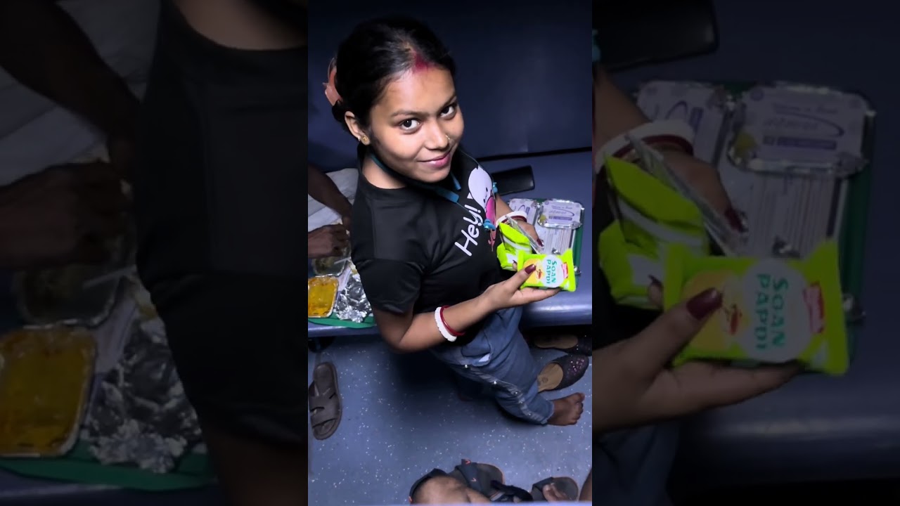 ট্রেনের মধ্যে খেতে খেতে অনুর পুর নাজেহাল অবস্থা তবুও খাওয়া বন্ধ করছে না 😂😂😂