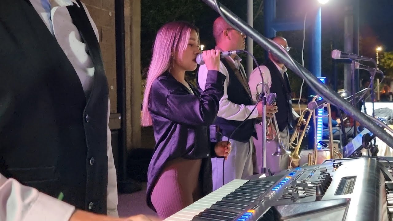 Ella es Valeria la qu&eacute; canta con Grupo Dos-Tres 
