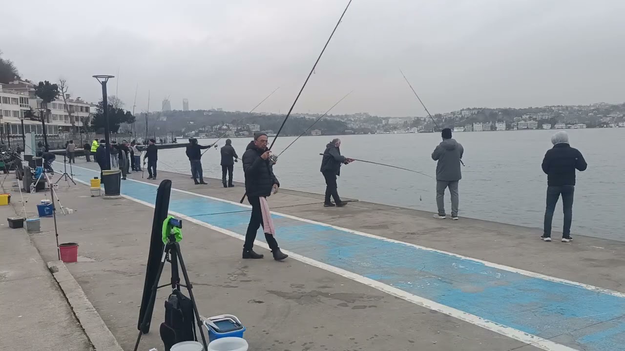 Çubuklu jandarma önü balık açıkta atan alıyor.